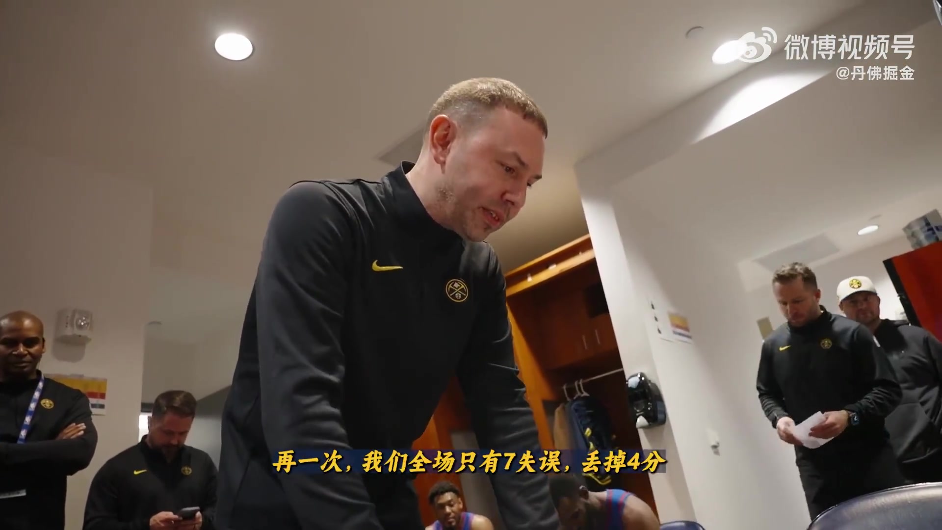 在线入口-近6战5胜！小阿德尔曼赛后更衣室激情演讲 一旁的穆雷闭目养神